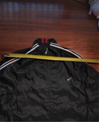 Cortavientos Nike Negro Blanco Tiene una grieta.