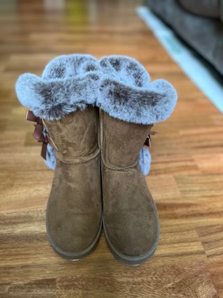 Botas de invierno marrones con lazo rosa