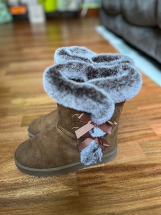 Botas de invierno marrones con lazo rosa