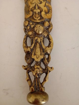 Tirador latón cincelado figura