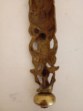Tirador latón cincelado figura