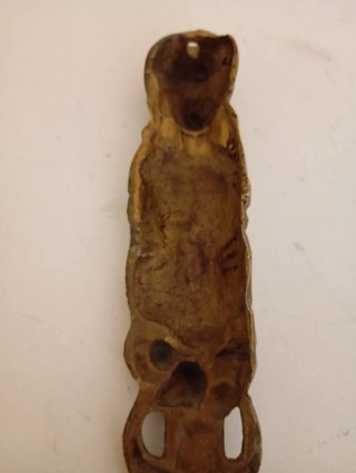 Tirador latón cincelado figura