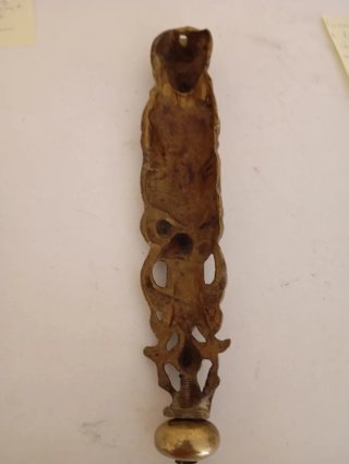 Tirador latón cincelado figura