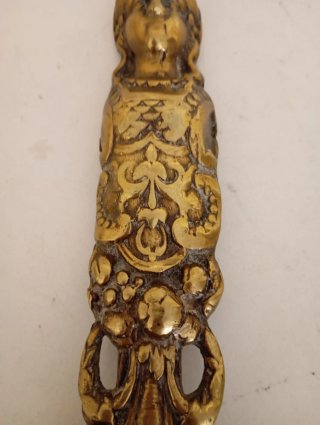 Tirador latón cincelado figura