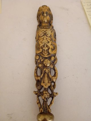 Tirador latón cincelado figura
