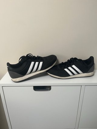 Zapatillas Adidas Negras y Blancas