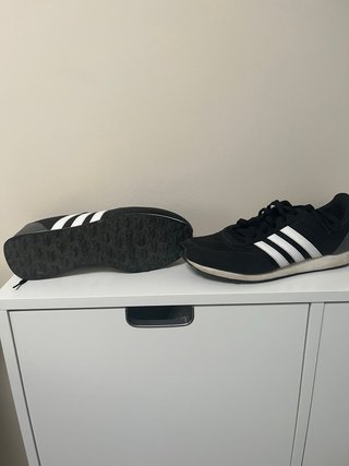Zapatillas Adidas Negras y Blancas