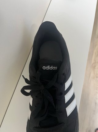 Zapatillas Adidas Negras y Blancas