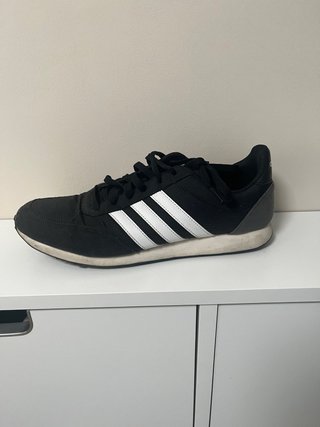Zapatillas Adidas Negras y Blancas