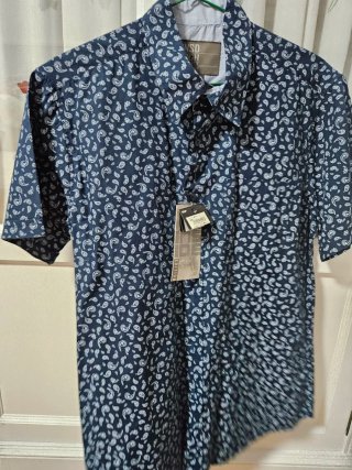 Camicia da uomo blu con stampa