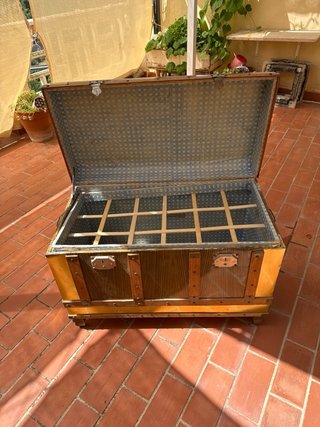 Baúl de madera y metal