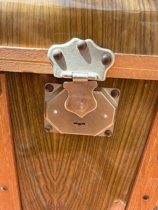 Baúl de madera y metal