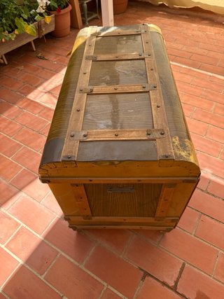Baúl de madera y metal