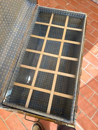 Baúl de madera y metal