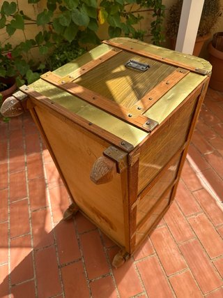 Baúl de madera y metal