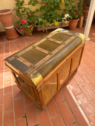 Baúl de madera y metal