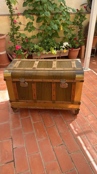 Baúl de madera y metal