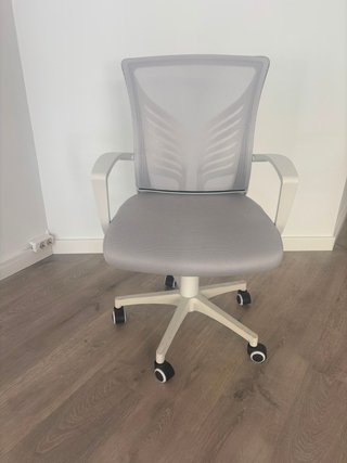 Silla de oficina ergonómica gris