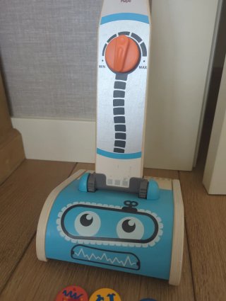 Aspiradora de juguete de madera Hape