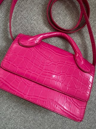 Bolso Parfois fucsia efecto piel cocodrilo