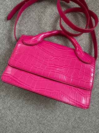 Bolso Parfois fucsia efecto piel cocodrilo