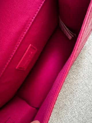 Bolso Parfois fucsia efecto piel cocodrilo