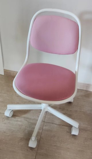 Silla de oficina Ikea rosa y blanca