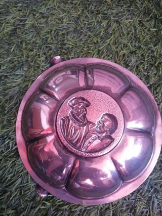 Cenicero de metal con figuras