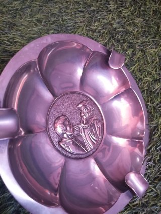 Cenicero de metal con figuras