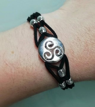 Pulsera de ante Triskel.