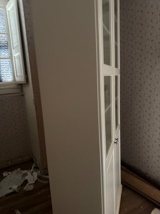 Alacena blanca con puertas de cristal