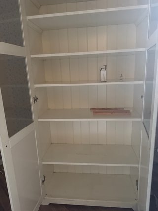 Alacena blanca con puertas de cristal