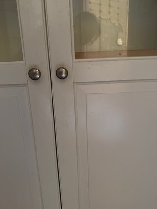 Alacena blanca con puertas de cristal