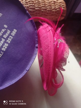 Tocado de fiesta rosa y morado