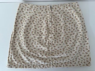 Minifalda floral Stradivarius beige y marrón