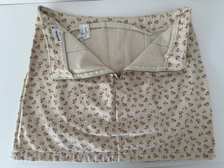 Minifalda floral Stradivarius beige y marrón