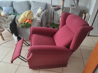Sillón reclinable de tela rojo muy cómodo