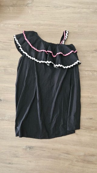 Vestido ASOS negro con volantes