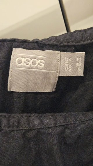 Vestido ASOS negro con volantes