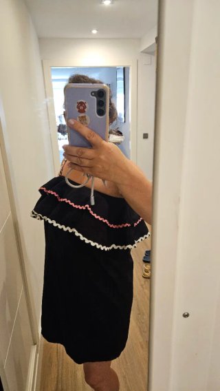 Vestido ASOS negro con volantes