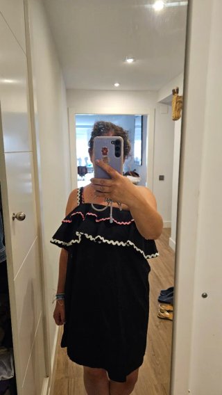Vestido ASOS negro con volantes