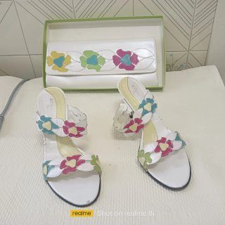 Sandalias de verano elegantes, blanco floral.