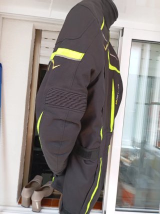Cazadora de moto negra y flúor