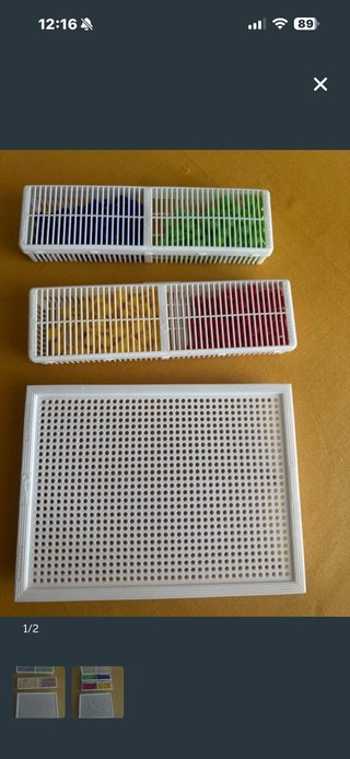 Gioco chiodini colorati con base e contenitore