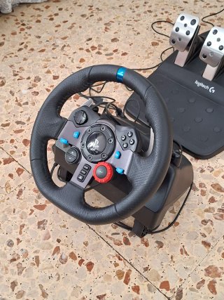 Volante Logitech PS4 con Pedales