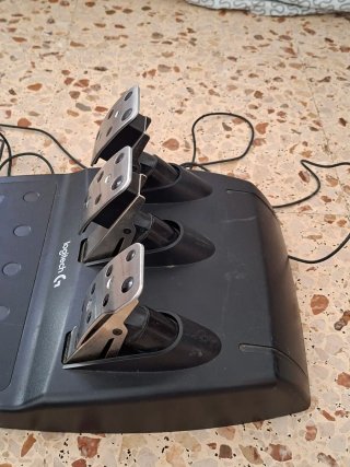 Volante Logitech PS4 con Pedales