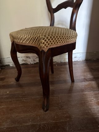 Silla antigua de madera y tela