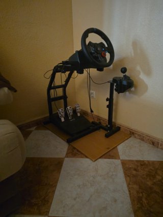 Volante Logitech con Pedales y Palanca