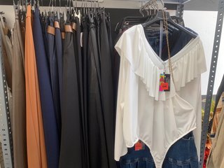 Lote di abbigliamento donna nuovo da negozio
