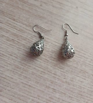 Pendientes plateados con diseño calado